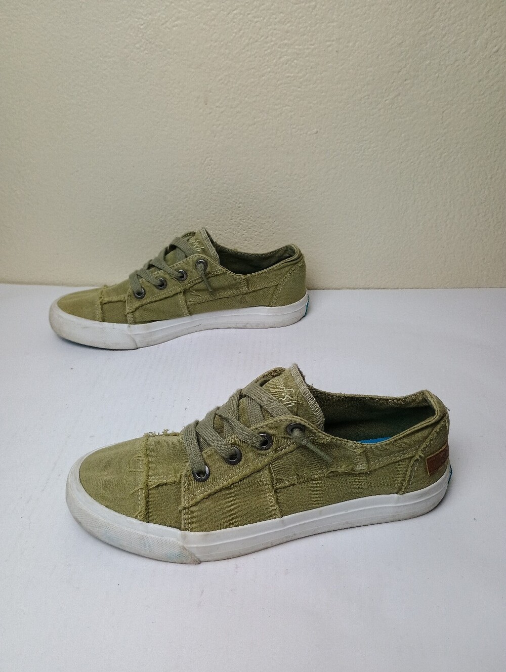 Blowfish Malibu Marley 9 Low-Top Lace-Up Canvas Sneakers Olive Green Distressed